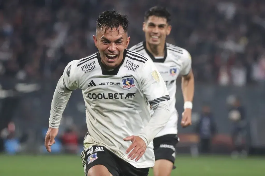 Vicente Pizarro celebra feliz su gol en Colo Colo en la Copa Libertadores