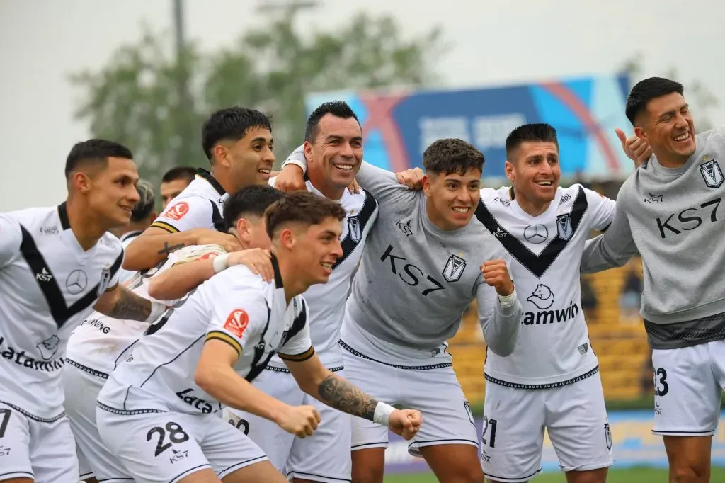El Chago festeja con su goleador de raza.