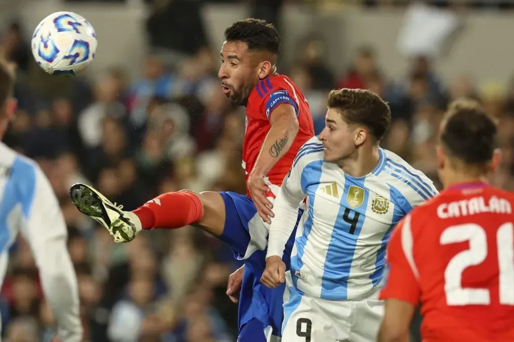 Mauricio Isla, nuevo capitán de La Roja, es duda ante Bolivia (Photosport)