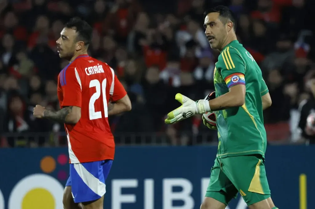 Claudio Bravo en el amistoso ante Paraguay a poco de jugar la Copa América 2024. (Andres Pina/Photosport).