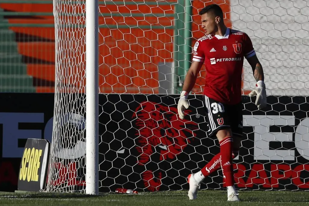 Cristóbal Campos fue apoyado por Johnny Herrera. Foto: Andres Pina/Photosport