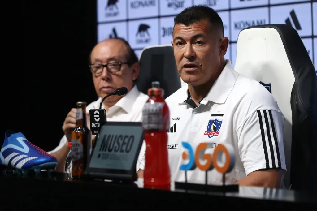 Caamaño sale al cruce de Stöwing en Colo Colo por Almirón.