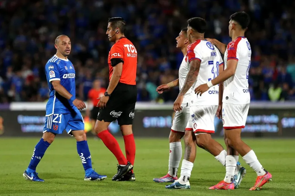 Gilabert en el U. de Chile contra La Calera en el Estadio Monumental.