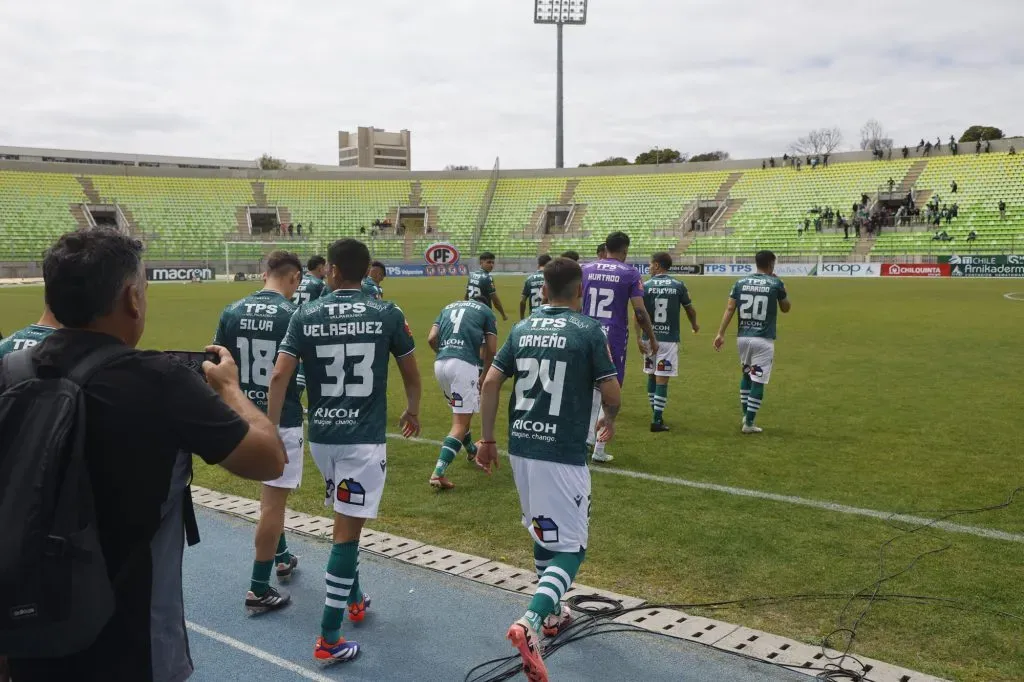 Wanderers salió a la cancha, pero el duelo ya estaba suspendido.