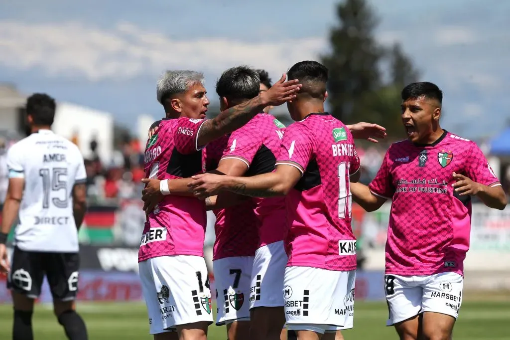 Palestino celebra un autogol de Los Tres Chiflados de Colo Colo que también festeja la U.