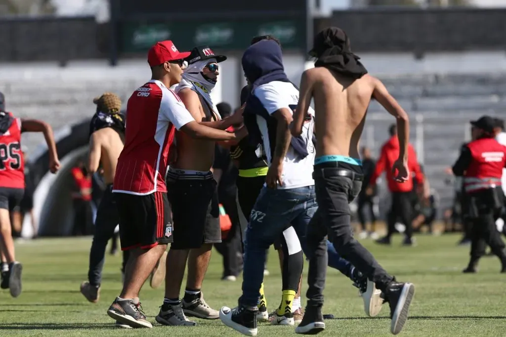 Hinchas de Colo Colo invadieron la cancha de La Cisterna tras triunfo a Palestino (Photosport)