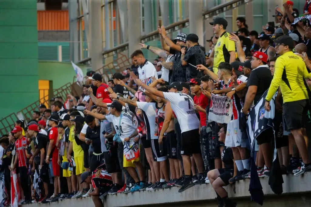 Hinchas de Colo Colo presentes en el Estadio Luis Valenzuela Hermosilla de Copiapó (Photosport)