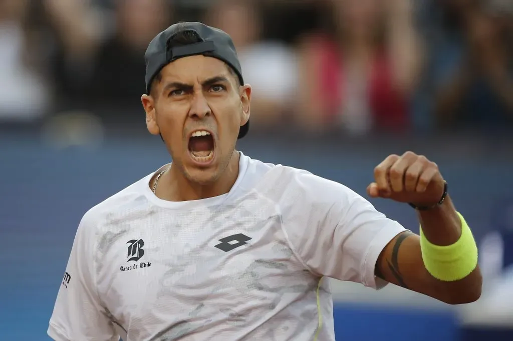 El tenista Alejandro Tabilo de Chile celebra punto en contra de Sebastian Baez de Argentina por la ifinal del ATP 250 de Santiago 2024 | Photosport