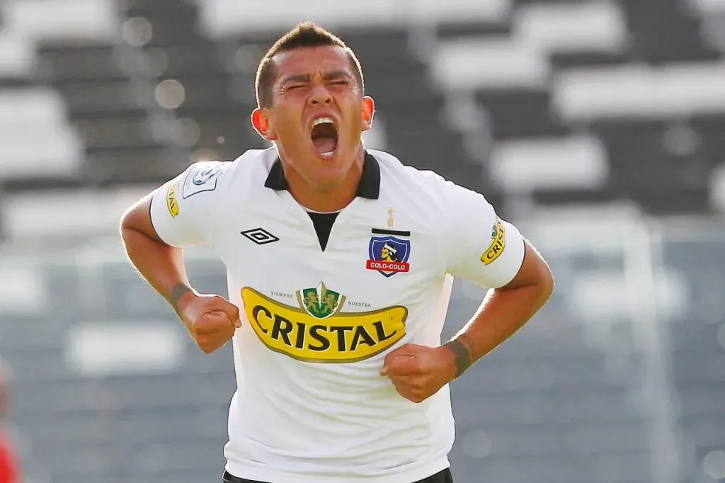 Carlos Muñoz pasó de Wanderers a Colo Colo en 2011 (Photosport)