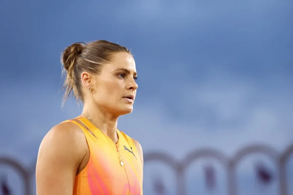 Nina Kennedy, de Australia, compite durante el salto con pértiga femenino durante la Liga de Diamante 2024 – Herculis en el Stade Louis. | Getty Images