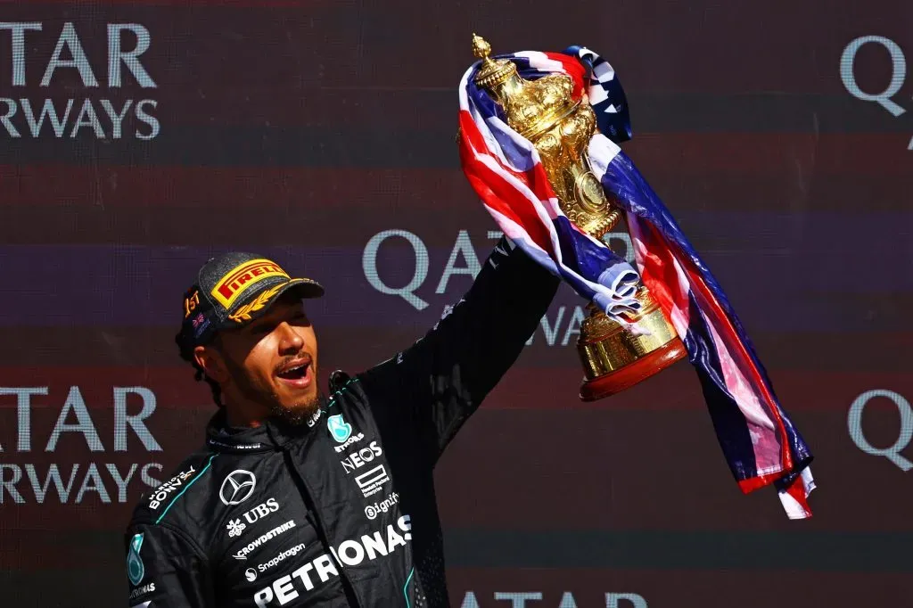 NORTHAMPTON, INGLATERRA – 7 de julio de 2024: Lewis Hamilton celebra en el podio durante el Gran Premio de F1 de Gran Bretaña en el circuito de Silverstone. (Getty Images)