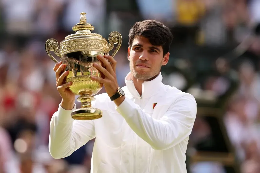 LONDRES, INGLATERRA – 14 de julio de 2024: Carlos Alcaraz posa con el Trofeo del Individual Masculino tras su victoria ante Novak Djokovic en la Final del Individual Masculino en el Campeonato de Wimbledon 2024 (Getty Images)