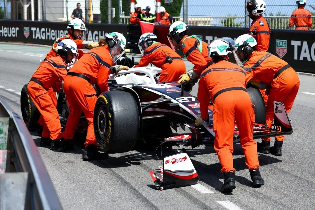 MONTE-CARLO, MONACO – 26 de mayo de 2024: El auto de Nico Hulkenberg y Haas es recuperado de la pista tras un accidente durante el Gran Premio de F1 de Mónaco en el Circuito de Mónaco (Getty Images).