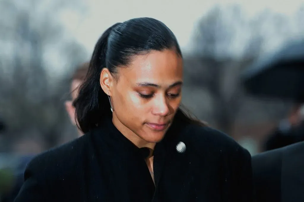 NUEVA YORK, 2007: Marion Jones se aleja tras hacer unas breves declaraciones a la prensa a su salida del tribunal (Getty Images).