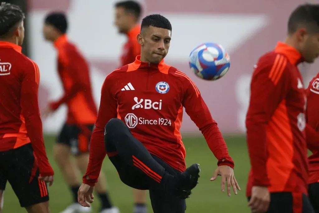 Talleres confirma con presión que la U quiere a Ortegoza, jugador argentino-chileno de La Roja que enfrentó al Chuncho en un amistoso de 2023.