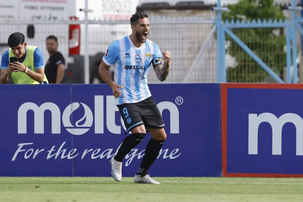 Larrivey se llenó de goles el 2024 en los carabeleros /Photosport