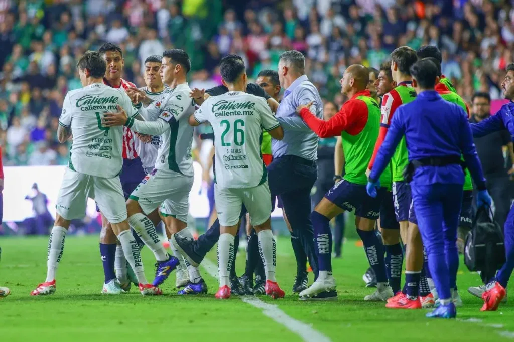 El momento en que el DT de Chivas patea a James Rodríguez (Imago)