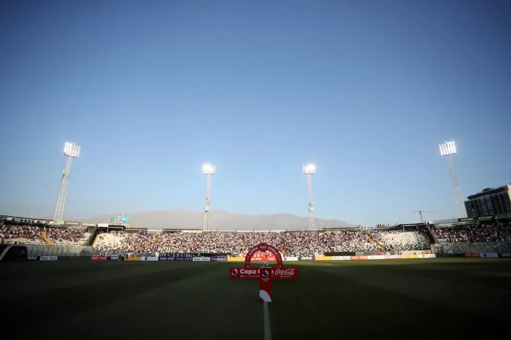 El césped del Estadio Monumental generó críticas entre jugadores e hinchas de Colo Colo (Photosport)