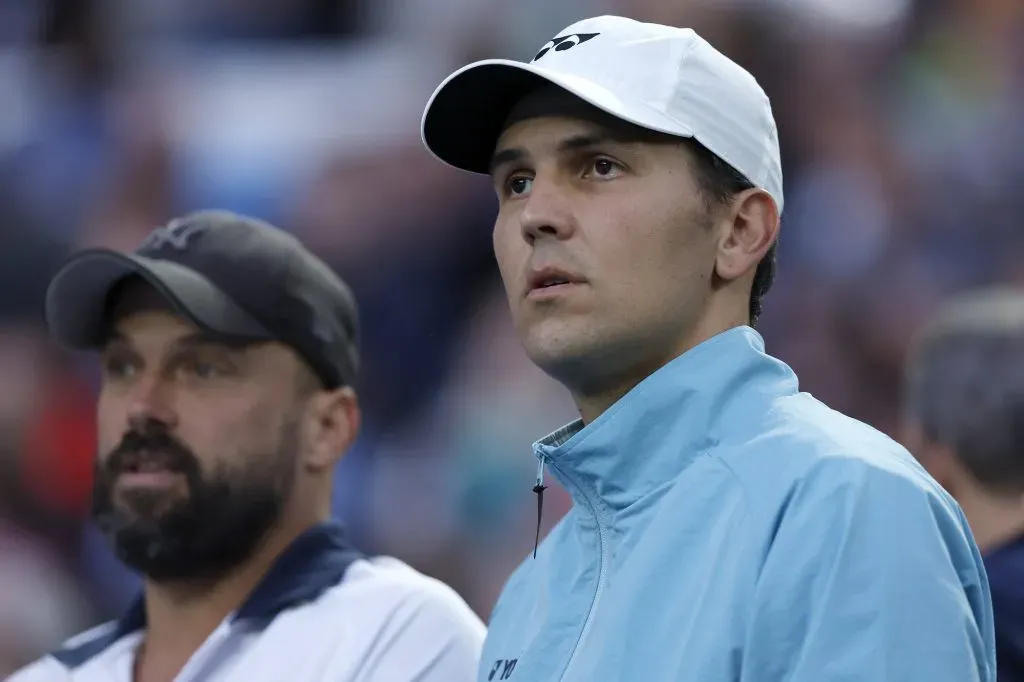 Stefano Vukov observa el partido de semifinales de individuales entre Rybakina y Victoria Azarenka durante el Abierto de Australia 2023