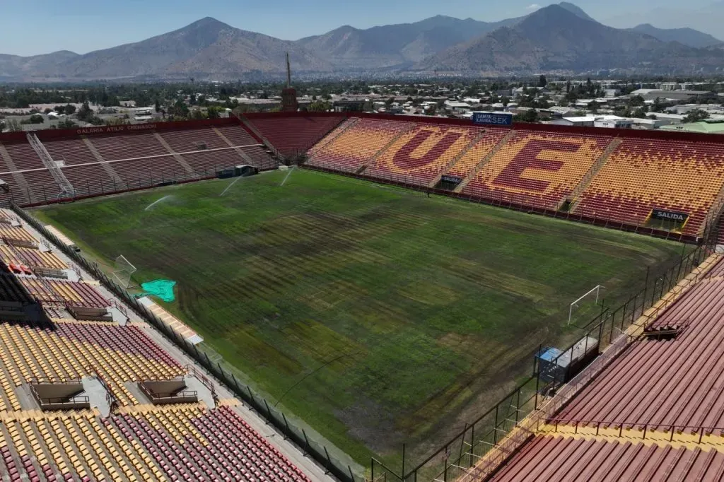 El detalle del daño a la cancha del Santa Laura (Photosport)