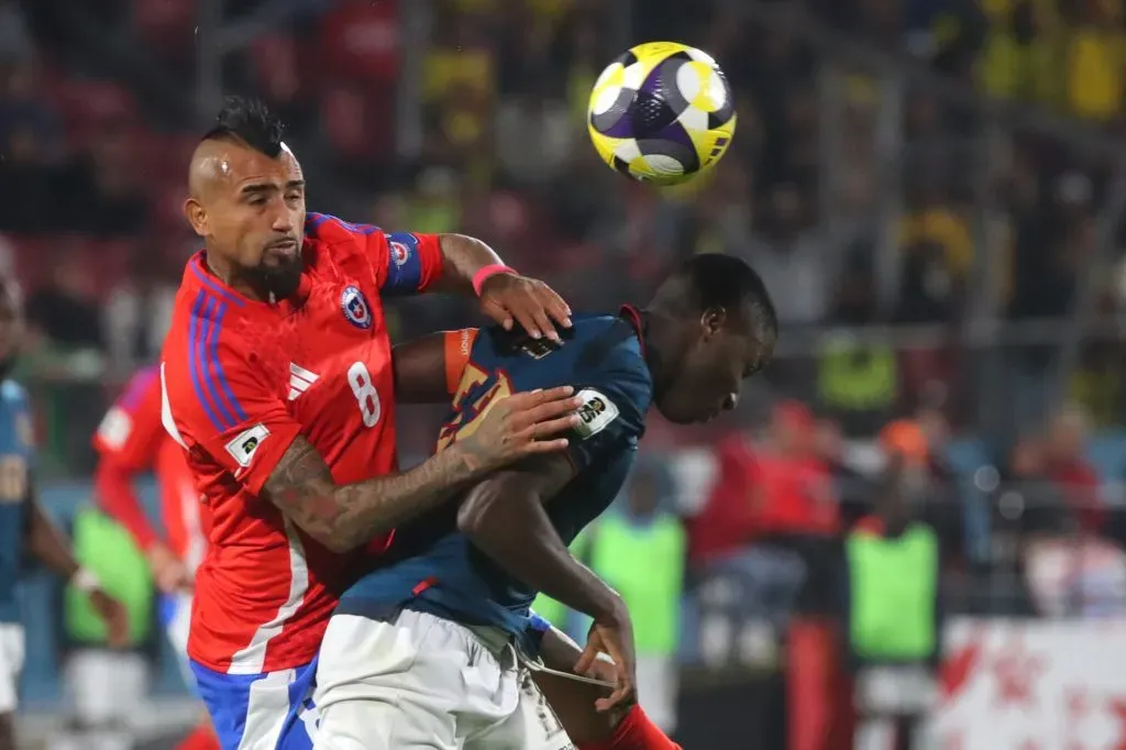 Vidal contra Ecuador: empate amargo y ya no piensa en ganarle fácil a Colo Colo. El King se vuelve a mentalizar en Colo Colo.