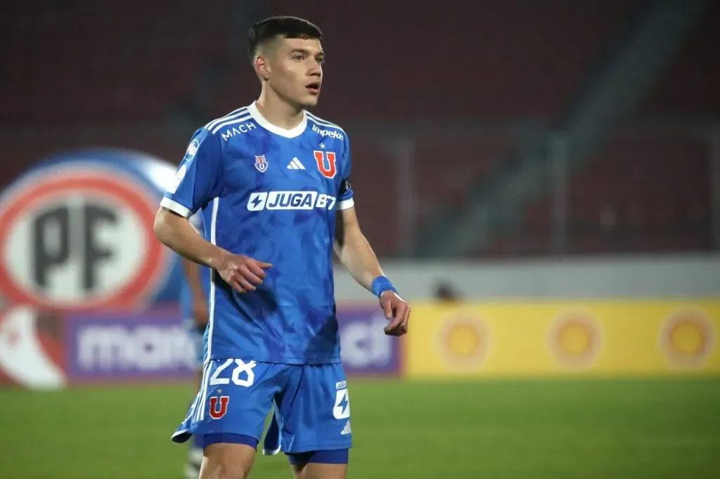 Agustín Arce, el único de los seleccionados Sub 20 que jugó en la U este 2025 con Gustavo Álvarez (Photosport)