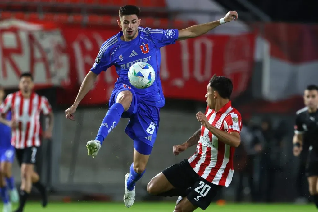 Lucas Di Yorio abrió la ruta del triunfo de U de Chile ante Estudiantes. Foto: Javier Vergara/Photosport