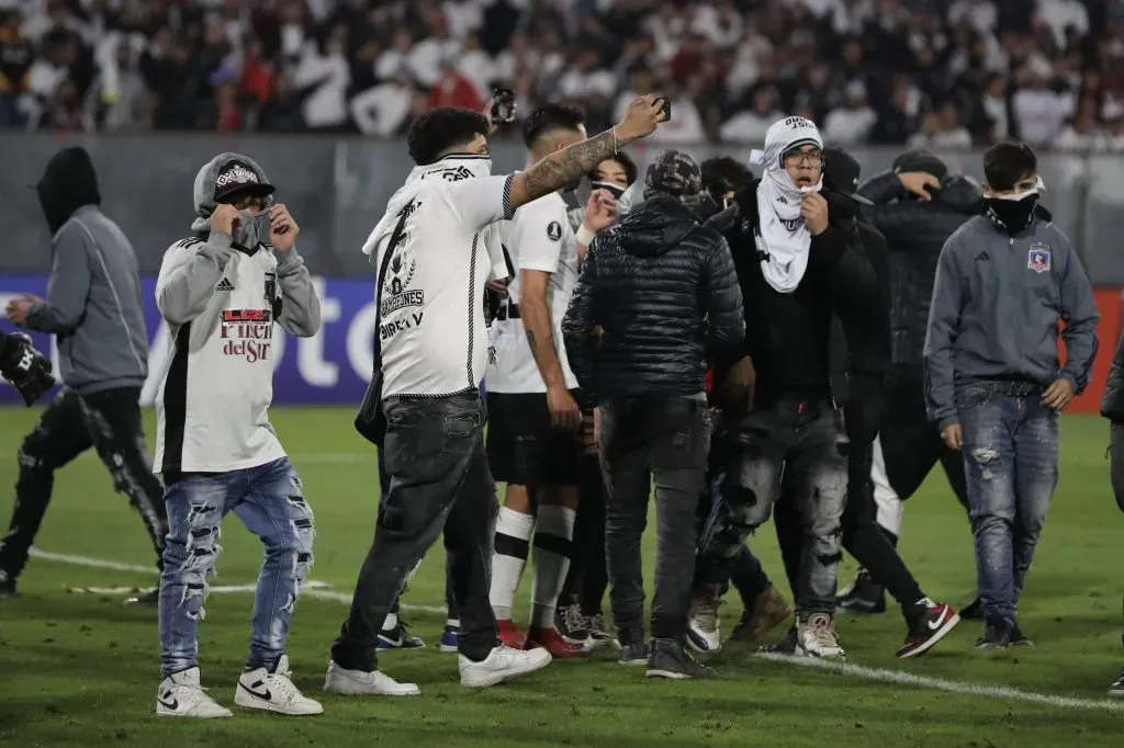 Hinchas-delincuentes de Colo Colo entraron a la cancha