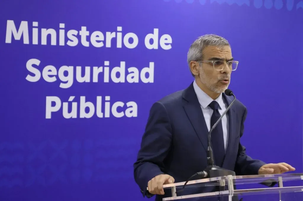 Luis Cordero, Ministro de Seguridad Pública, tras reuniones con representantes del fútbol chileno (Aton Chile)