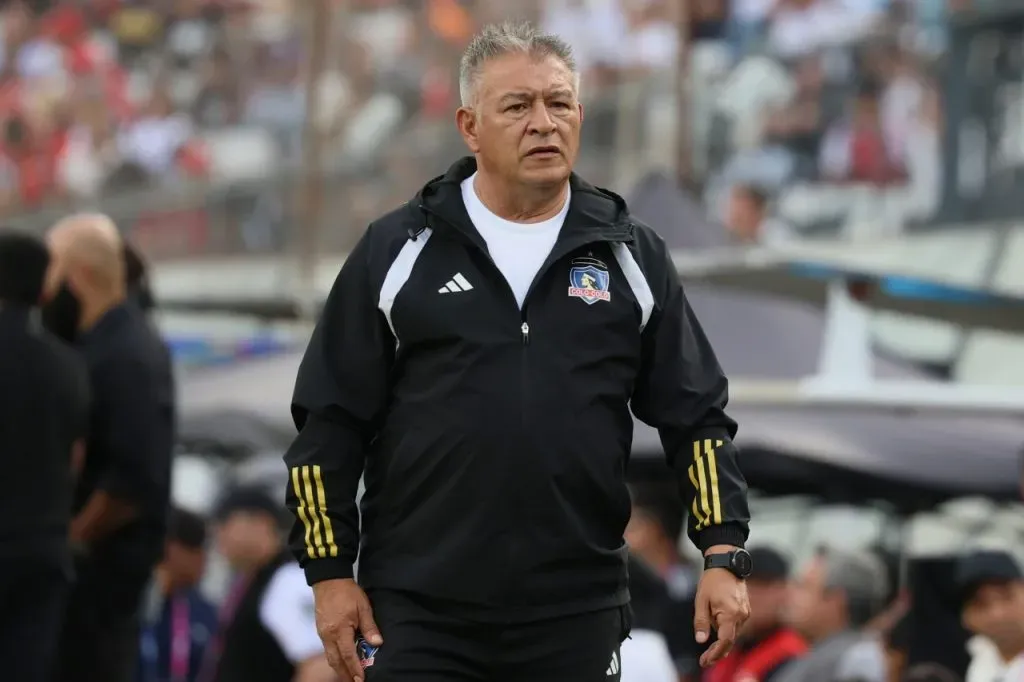 Claudio Borghi se refirió a la actitud de Johnny Herrera tras suspensión del Superclásico (Photosport)