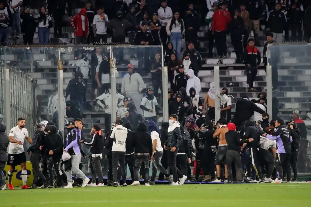 Los incidentes provocados por hinchas de Colo Colo le tienen pendiente de un castigo de Conmebol (Photosport)