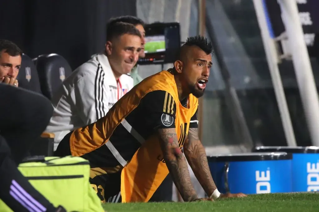 Vidal sufrió en la banca el final de Colo Colo contra Racing.