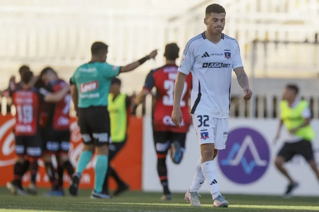 Colo Colo fue un espanto contra Limache: Solabarrieta le pega a Almirón.