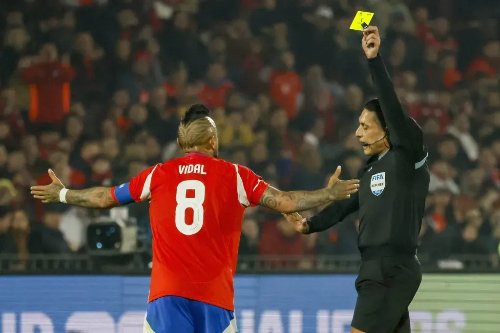 45 minutos para el olvido de Arturo Vidal contra Argentina: Guarello pide no más por el bien del mismo volante.