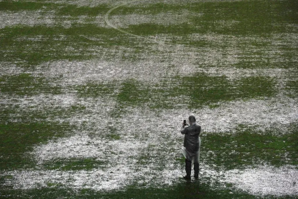 La lluvia pone en riesgo el desarrollo normal del fútbol chileno este fin de semana (Photosport)