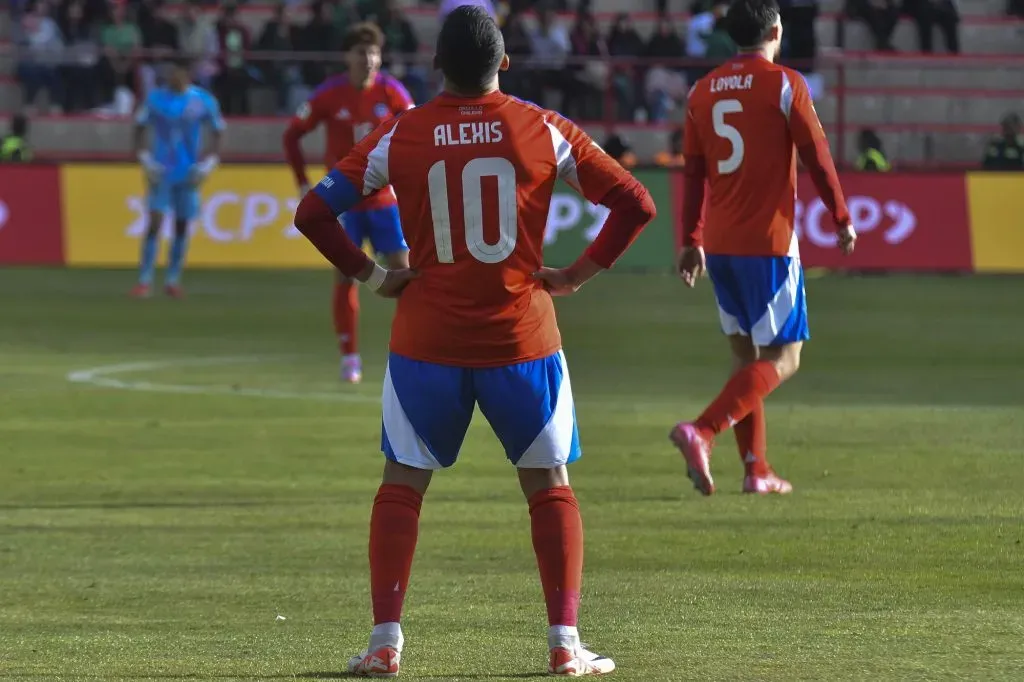 Alexis triste y autocrítico tras tercera eliminación consecutiva de Chile camino a un Mundial: entierra a la generación dorada con palo a Vidal.