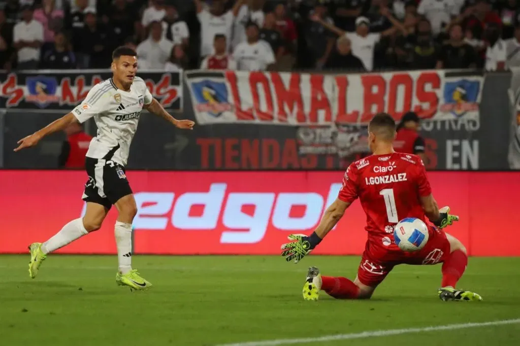 Lucas Cepeda anotándole con Colo Colo a Everton en el Torneo Nacional 2025 (Photosport)