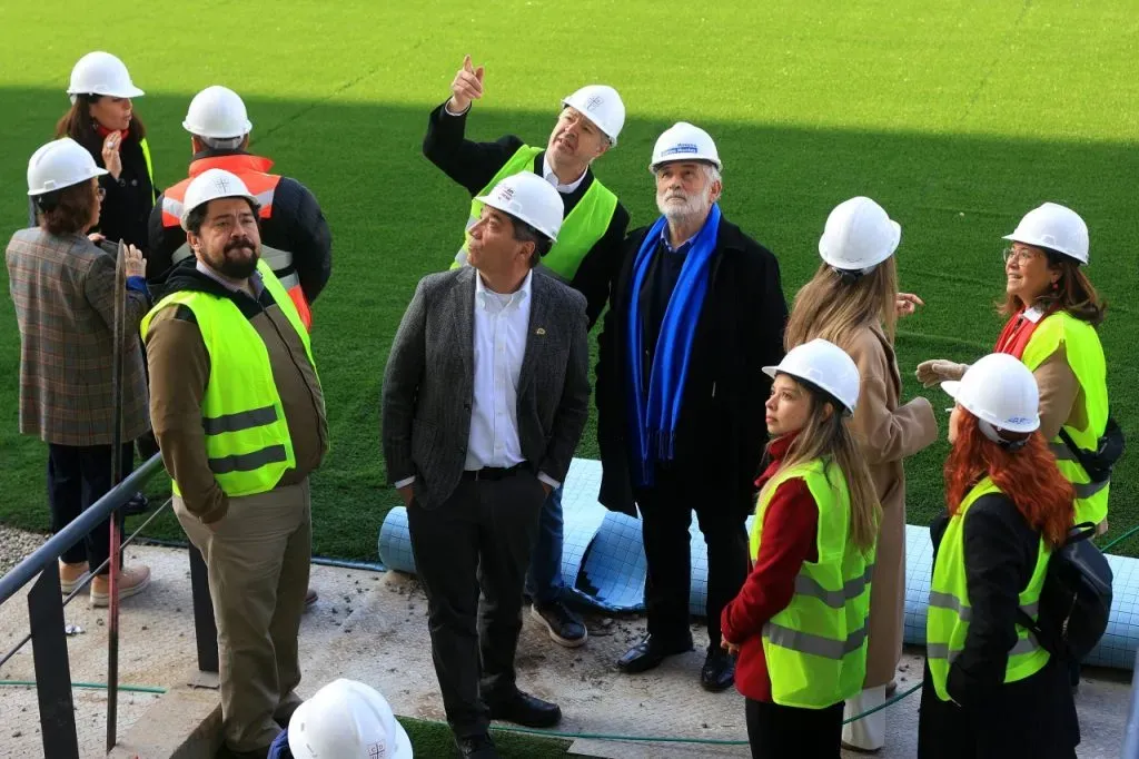 Juan Tagle, timonel de Católica, muestra Claro Arena a autoridades de Gobierno (Photosport)