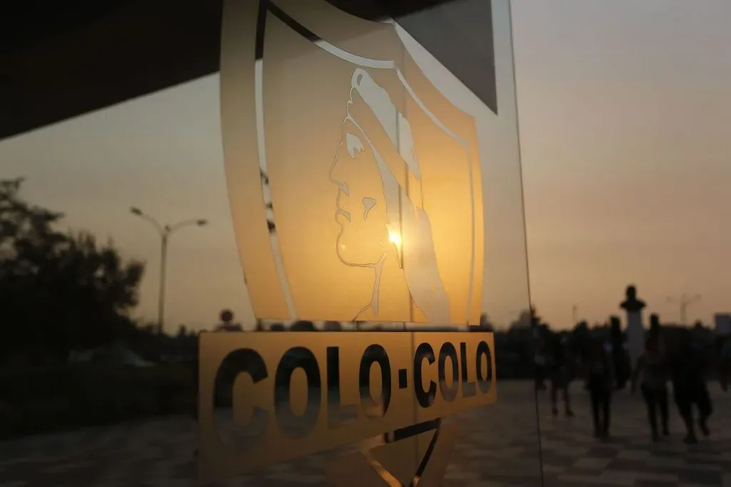Tranquilidad en el estadio Monumental: ByN evitó que Omar Gárate registrara la marca Radio Colo Colo.