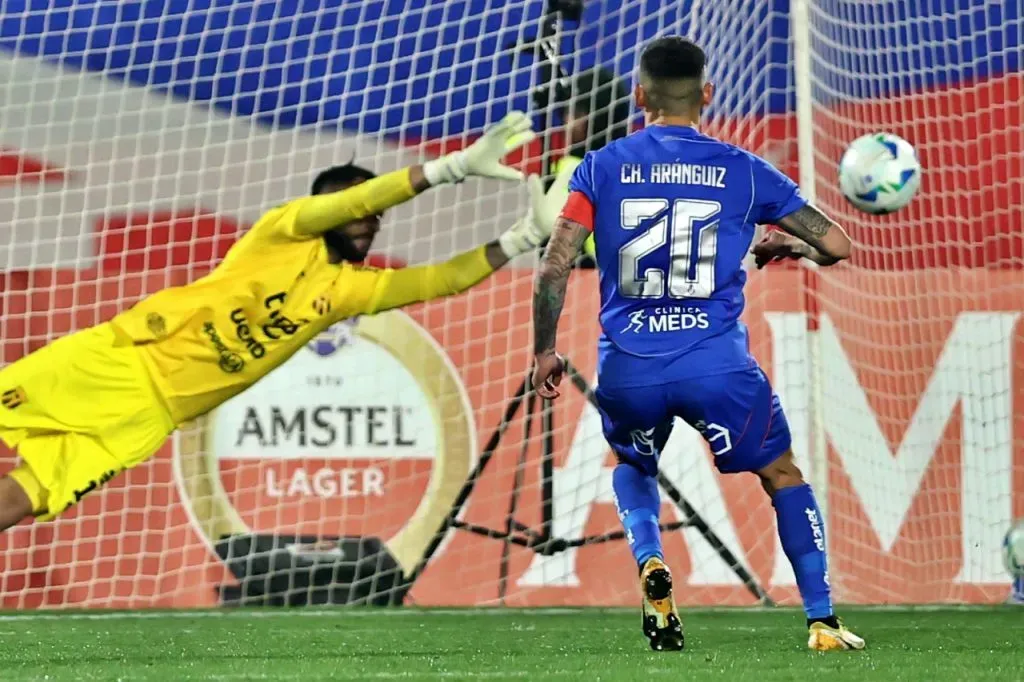 Charles Aránguiz y su último acierto en penales con la U de Chile (Photosport)