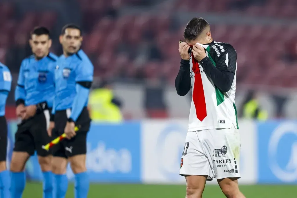 La triste reacción del entrenador de Palestino, Lucas Bovaglio, tras la eliminación en Copa Sudamericana.