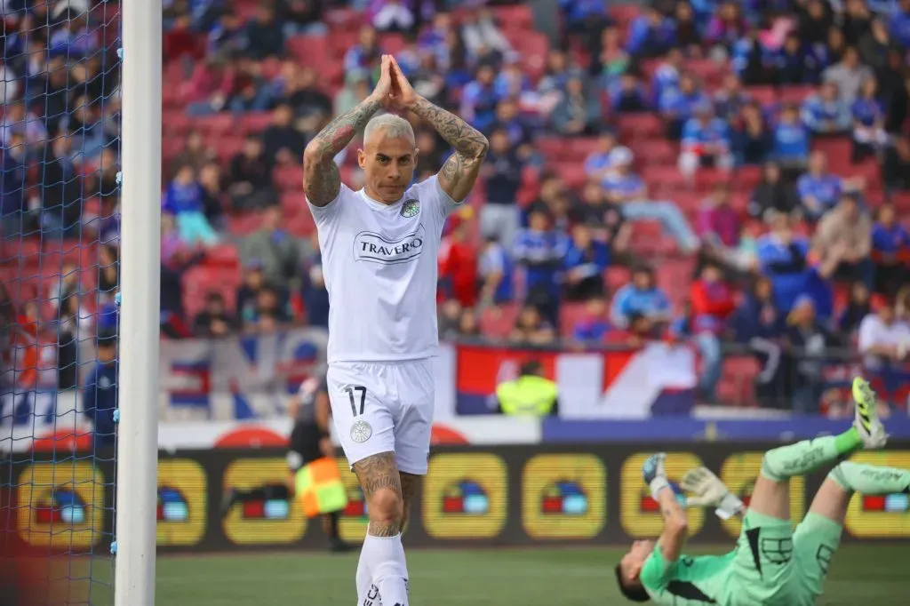 Edu Vargas le pide perdón a hinchas de la U por marcarle un gol con Audax: oposición de Azul Azul lamenta críticas al delantero que “sí quería volver a la U”.