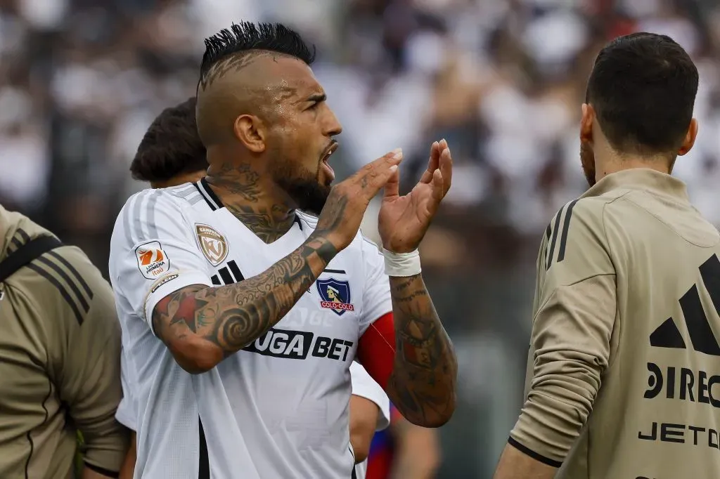 Arturo Vidal podría perder espacio con Fernando Ortiz en la banca de Colo Colo | Photosport