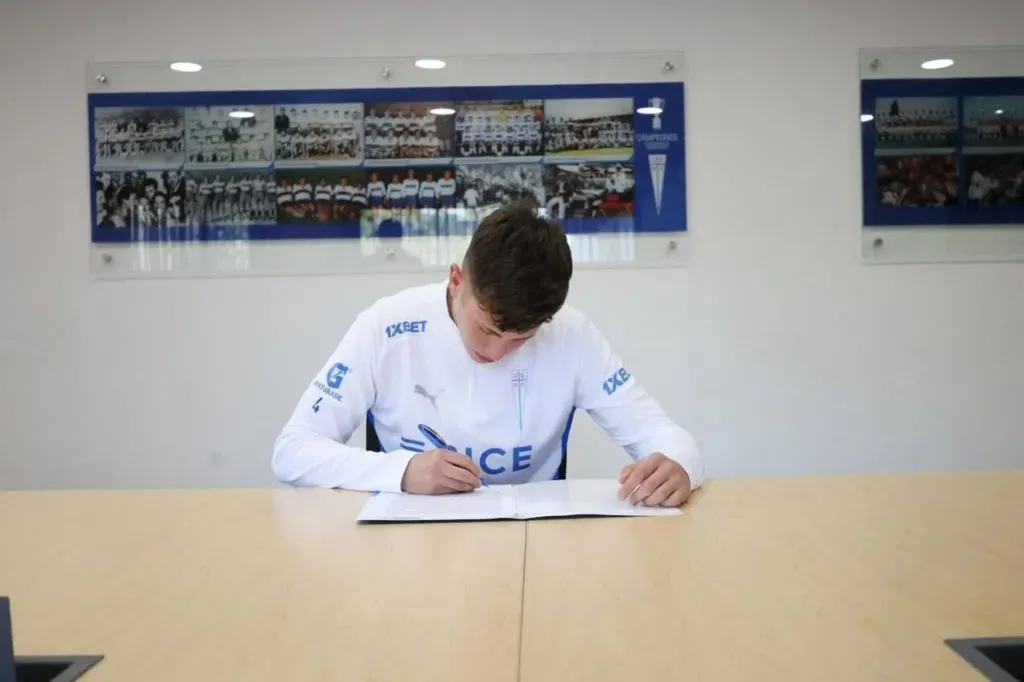 Meneses firma su contrato en la UC