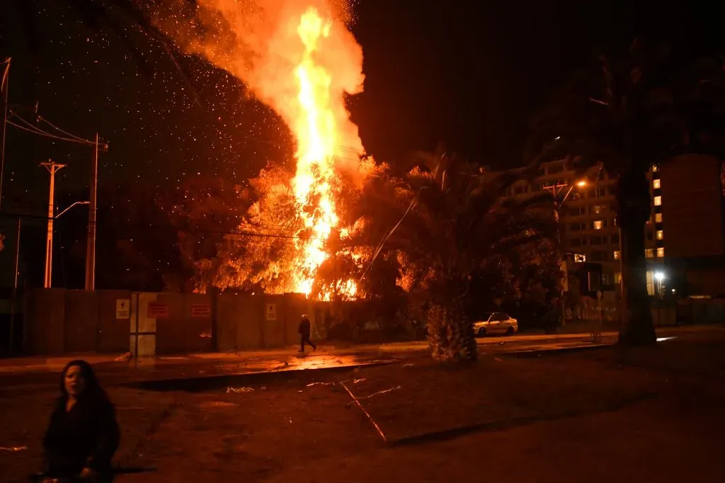 El incendio en el hotelazo de U de Chile en La Serena.  Alejandro Pizarro Ubilla /Photosport