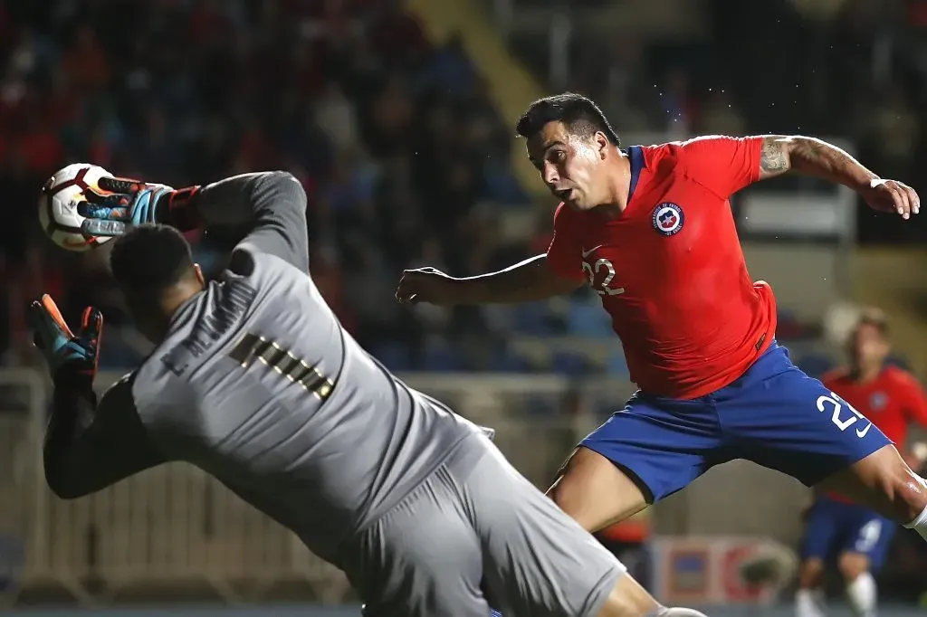 Esteban Paredes en acción con La Roja | Photosport