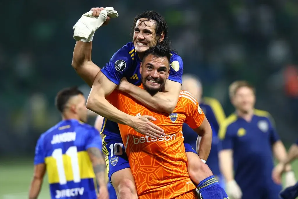 SÃO PAULO, SP (FOLHAPRESS) – 05 DE OUTUBRO: Edinson Cavani, do Boca Juniors, comemora com o companheiro Sergio Romero após vencer nos pênaltis e avançar à final do torneio após o jogo de volta da semifinal da Copa CONMEBOL Libertadores 2023 entre Palmeiras e Boca Juniors, no Allianz Parque, em 05 de outubro de 2023, em São Paulo, Brasil. (Foto: Alexandre Schneider/Getty Images)