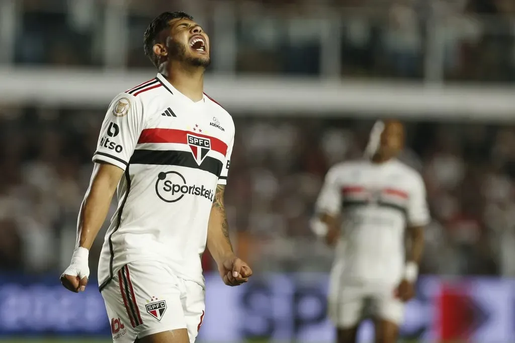 SANTOS, 8 DE NOVEMBRO: Erison, do São Paulo, reage após perder chance de gol durante a partida entre São Paulo e Red Bull Bragantino em partida válida pela Série A 2023 do Brasileirão, no Estádio Urbano Caldeira (Vila Belmiro), em 8 de novembro de 2023, em Santos. (Foto: Ricardo Moreira/Getty Images)