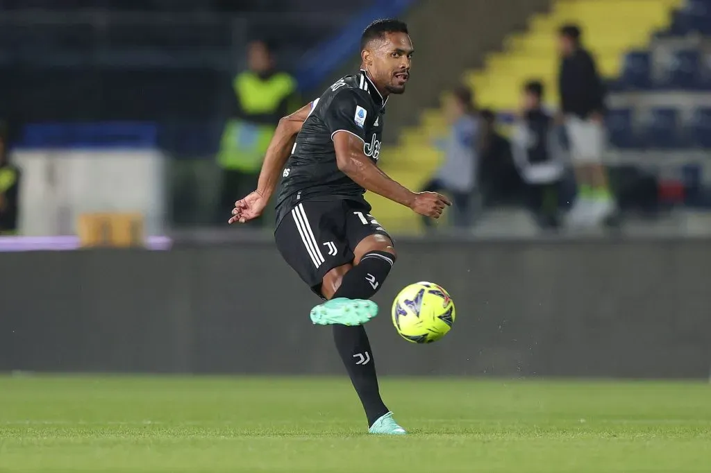 Alex Sandro em partida contra o Empoli na Serie A. (Photo by Gabriele Maltinti/Getty Images)