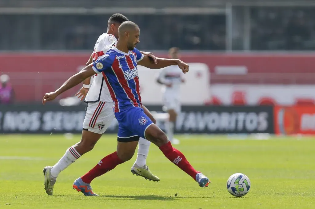 iaSAO PAULO, BRAZIL – JULY 30: Vitor Hugo of Bahia competes for the ball with Juan of Sao Paulo during the match between Sao Paulo and Bahia as part of Brasileirao Series A 2023 at Morumbi Stadium on July 30, 2023 in Sao Paulo, Brazil. (Photo by Ricardo Moreira/Getty Images)